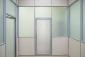 Витражная алюминиевая перегородка с матовым стеклом